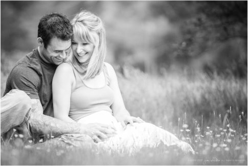 engagement-photo-snuggling-in-the-grass